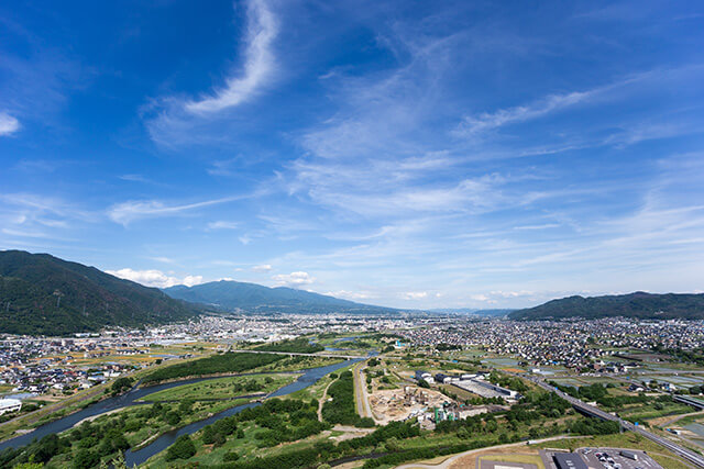 The area is rich in nature, with forests and satoyama full of greenery and rivers flowing with clear water.