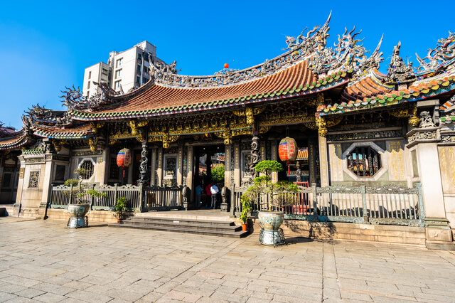 Longshan Temple, a national monument, has become a popular tourist attraction for foreign visitors in recent years.